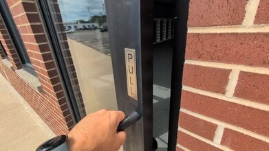 1000 W Wisconsin Ave, Appleton, WI à louer - Vidéo sur l’inscription commerciale