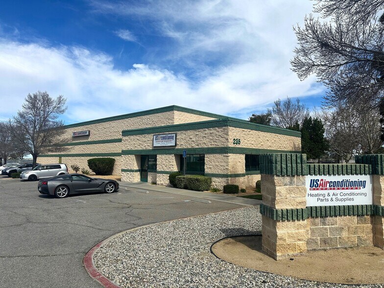 235 E Avenue K10, Lancaster, CA à vendre - Photo du bâtiment - Image 2 de 5