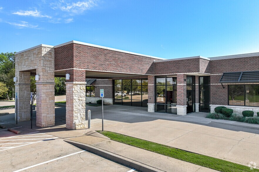 1924 Forest Ridge Dr, Bedford, TX à louer - Photo du bâtiment - Image 3 de 8
