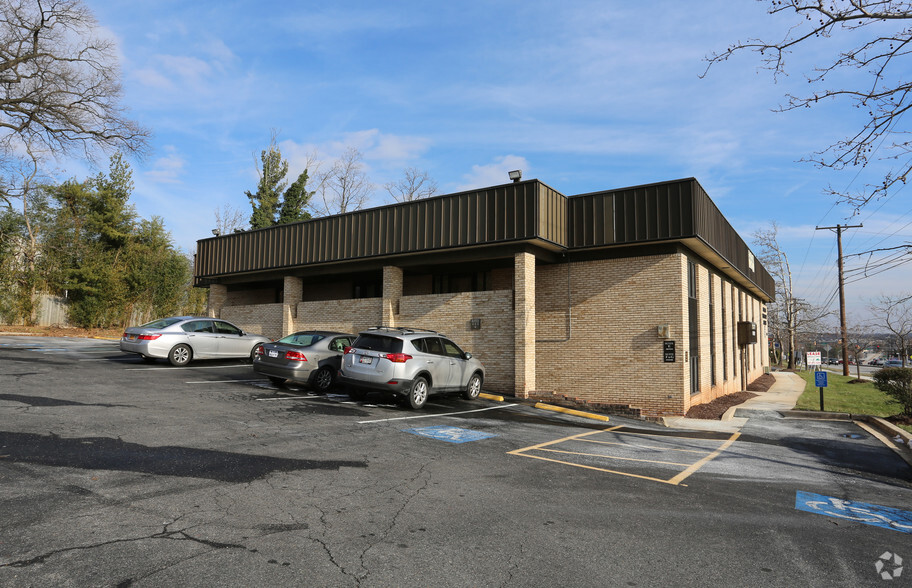 6490 Landover Rd, Hyattsville, MD for sale - Building Photo - Image 1 of 1