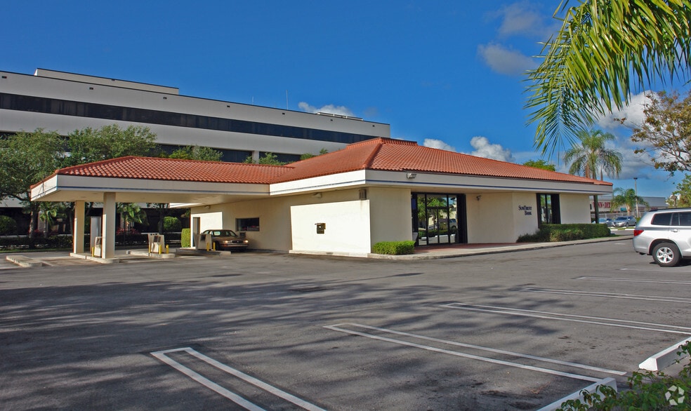 2751 S Dixie Hwy, West Palm Beach, FL for lease - Primary Photo - Image 3 of 4