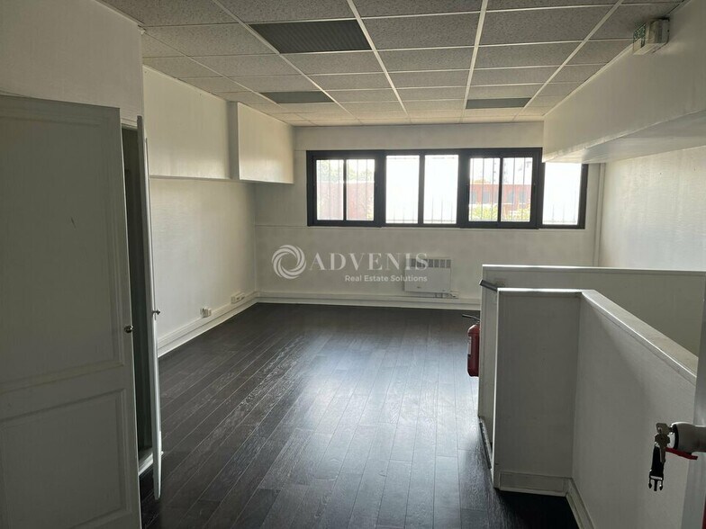 29 Bis Avenue Du Centre, Montigny-le-Bretonneux à louer - Photo intérieure - Image 3 de 6