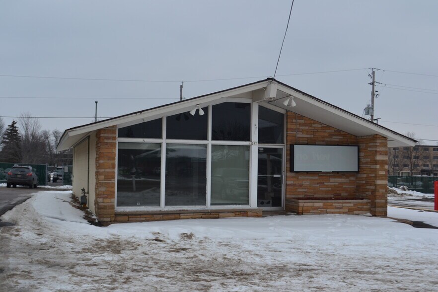 257 & 301 Division St portefeuille de 2 propriétés à vendre sur LoopNet.ca - Photo principale - Image 1 de 7