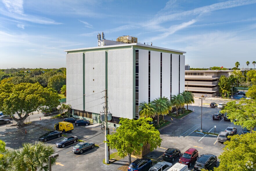1175 NE 125th St, North Miami, FL à louer - Photo du bâtiment - Image 2 de 9
