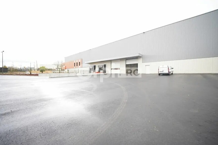 Flex in Saint-Laurent-de-Mure for lease - Building Photo - Image 2 of 3