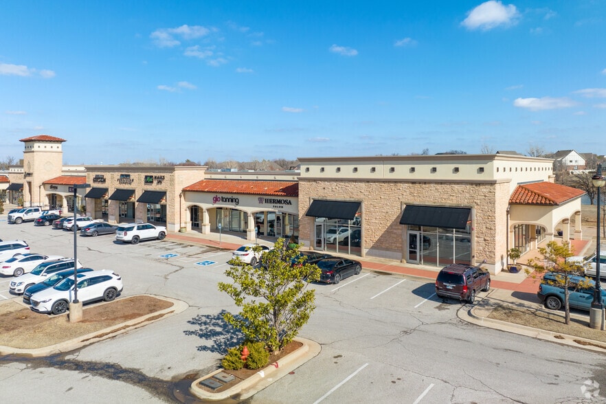 15300 N Western Ave, Edmond, OK for lease - Building Photo - Image 2 of 7