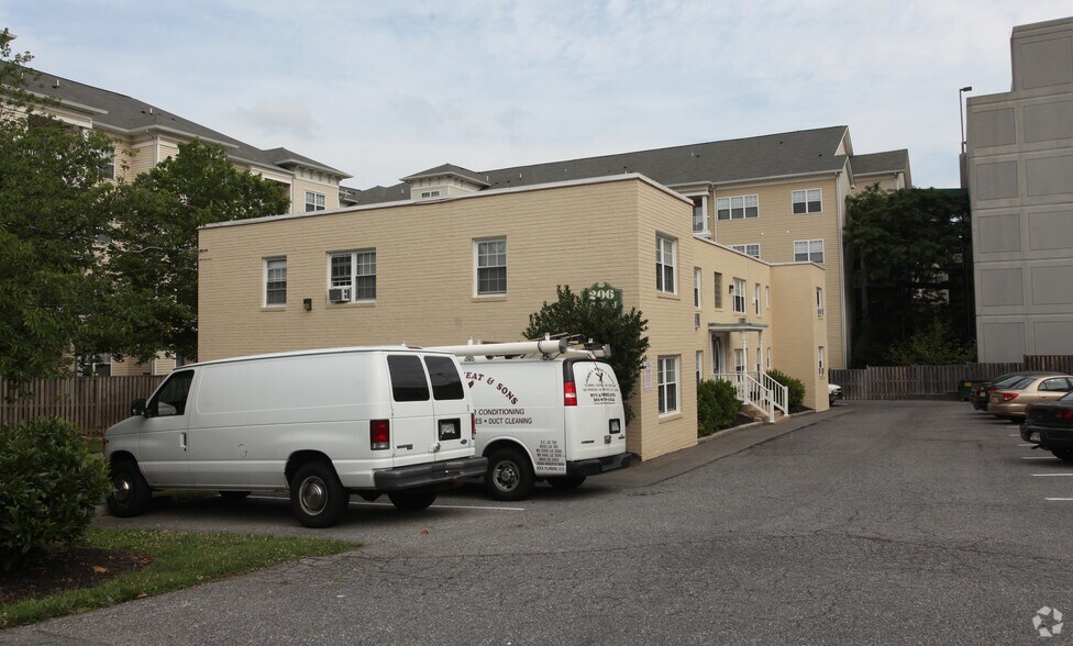 206 Brookes Ave, Gaithersburg, MD à vendre - Photo du bâtiment - Image 2 de 3