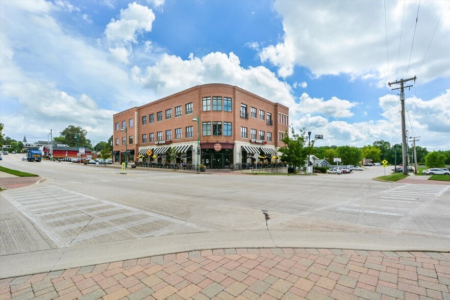 123 W Washington St, Oswego, IL for lease - Building Photo - Image 2 of 6