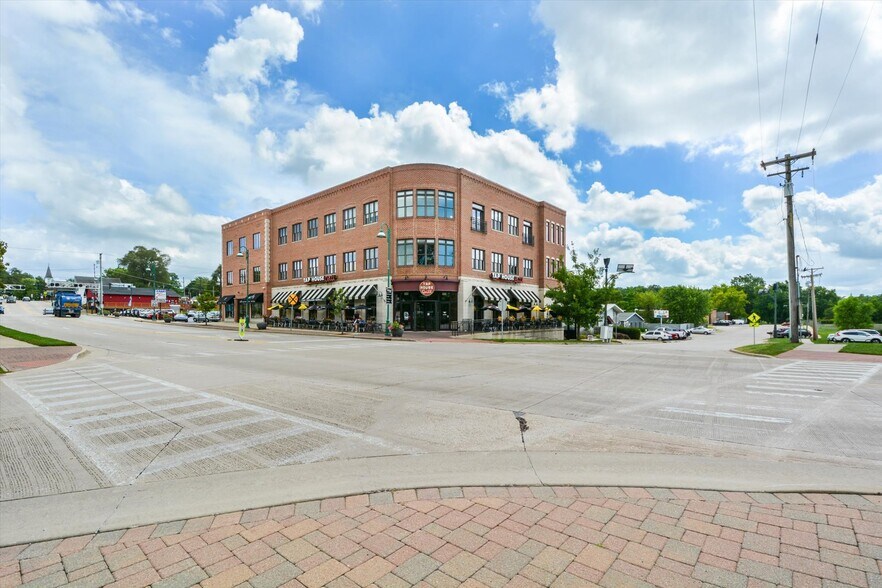 123 W Washington St, Oswego, IL à louer - Photo du bâtiment - Image 2 de 7