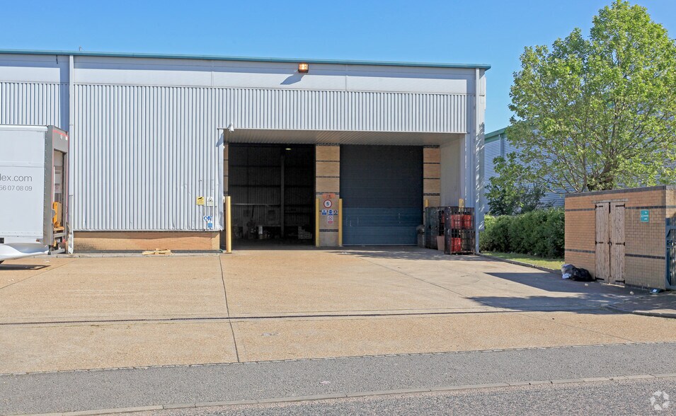 9 Central Way, Londres à louer - Photo du bâtiment - Image 3 de 7