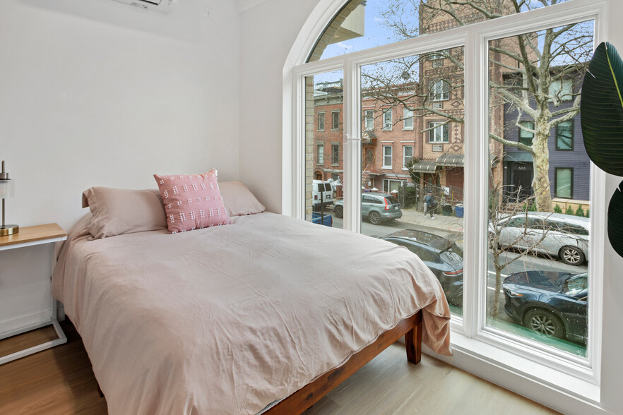 684 Leonard St, Brooklyn, NY for sale - Interior Photo - Image 2 of 21