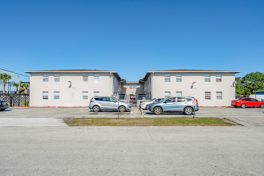 938 Northern Dr, Lake Park, FL à vendre - Photo du bâtiment - Image 3 de 10