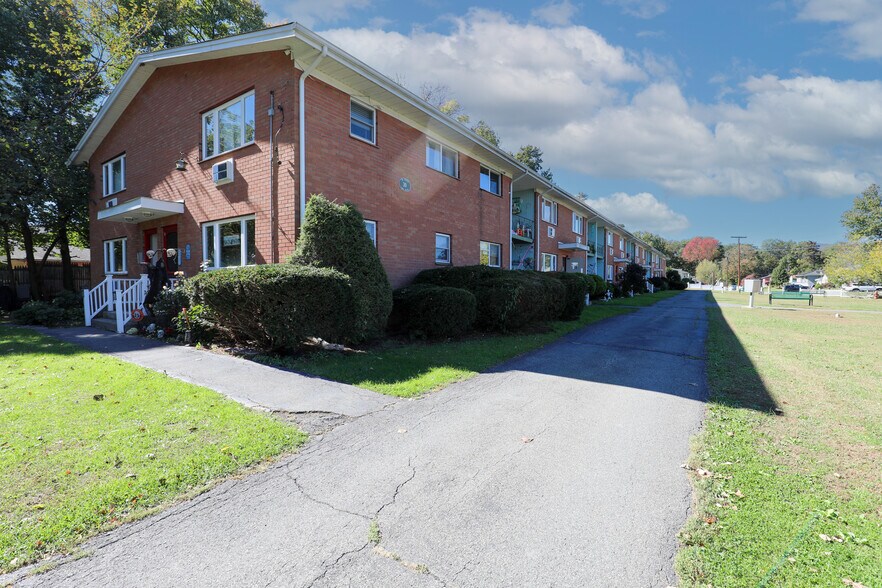 30 Lamb Ave, Saugerties, NY à vendre - Photo du bâtiment - Image 3 de 25