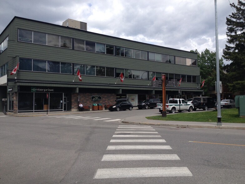 201 Bear St, Banff, AB à vendre - Photo principale - Image 1 de 1