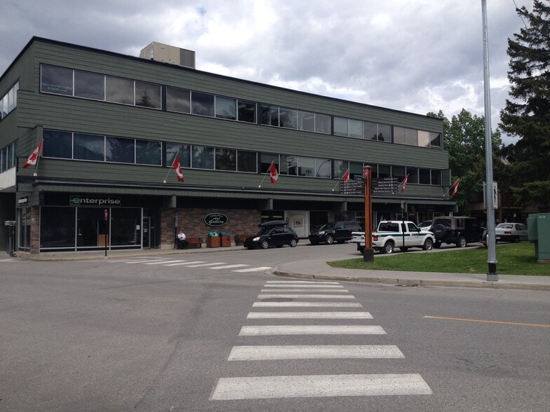 201 Bear St, Banff, AB for sale - Primary Photo - Image 1 of 1