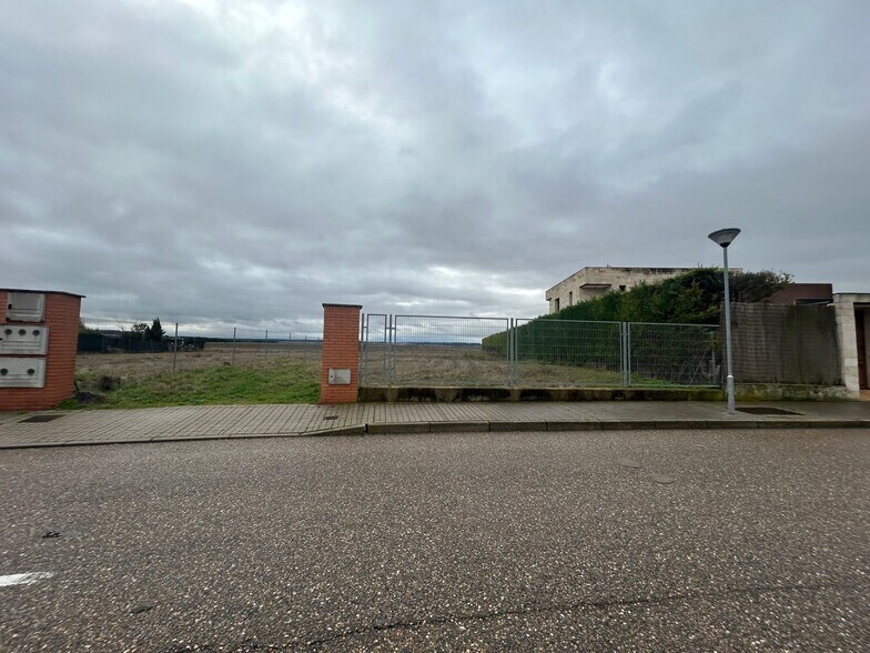 Calle de las Médulas, 110, Aldeamayor de San Martín, Valladolid à vendre - Photo du bâtiment - Image 2 de 8