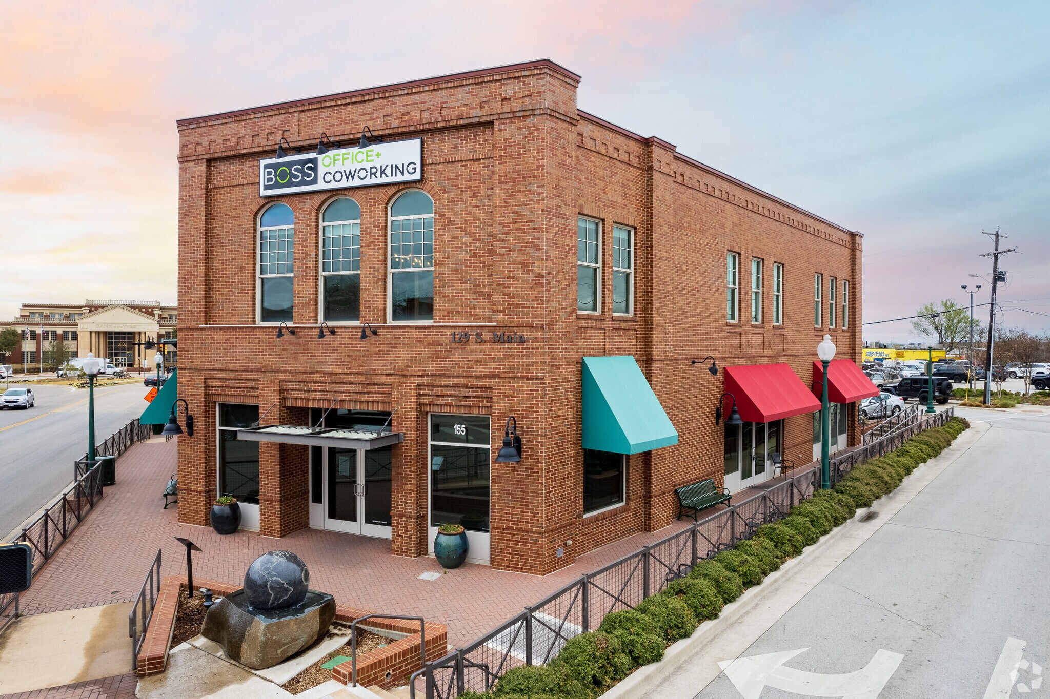 129 S Main St, Grapevine, TX à louer Photo du bâtiment- Image 1 de 30
