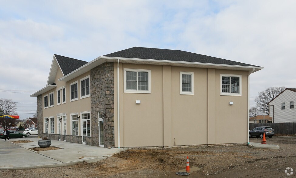 1025-1033 Little East Neck Rd, West Babylon, NY à louer - Photo du bâtiment - Image 2 de 8
