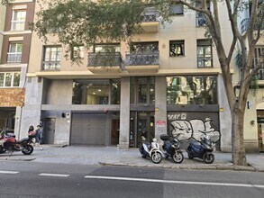 Retail in Barcelona, Barcelona for lease Interior Photo- Image 2 of 32