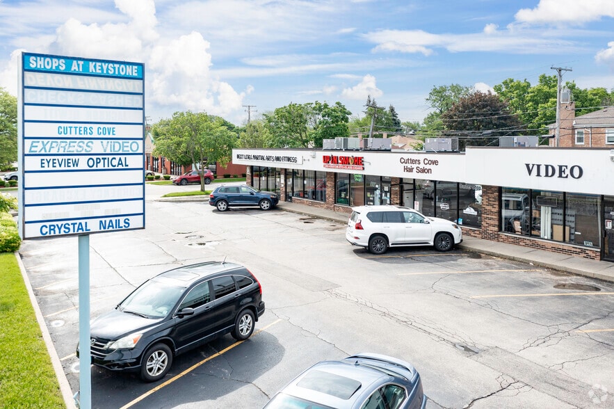 4033-4049 Oakton St, Skokie, IL for lease - Building Photo - Image 2 of 5