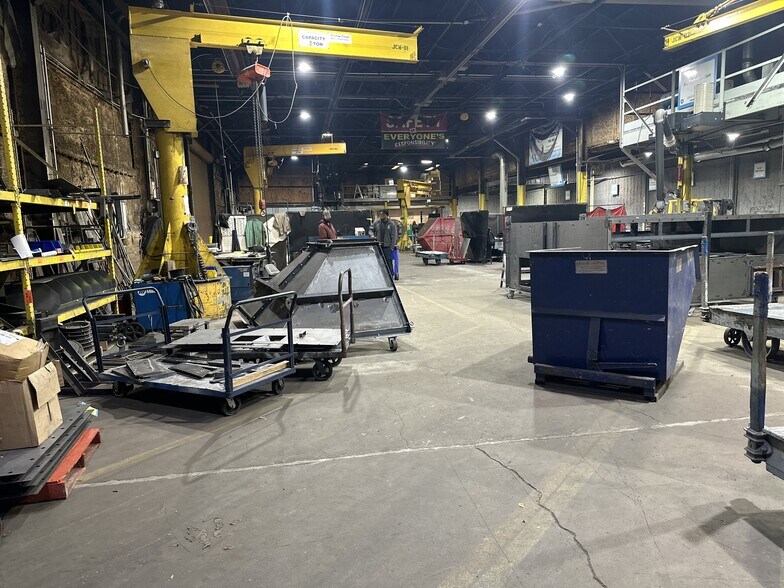 Manufacturing Facility with Office portefeuille de 3 propriétés à vendre sur LoopNet.ca - Photo du bâtiment - Image 3 de 8