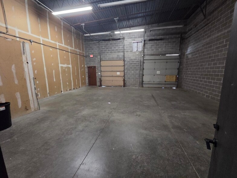 1628-1652 N Corrington Ave, Kansas City, MO for lease - Building Photo - Image 2 of 7