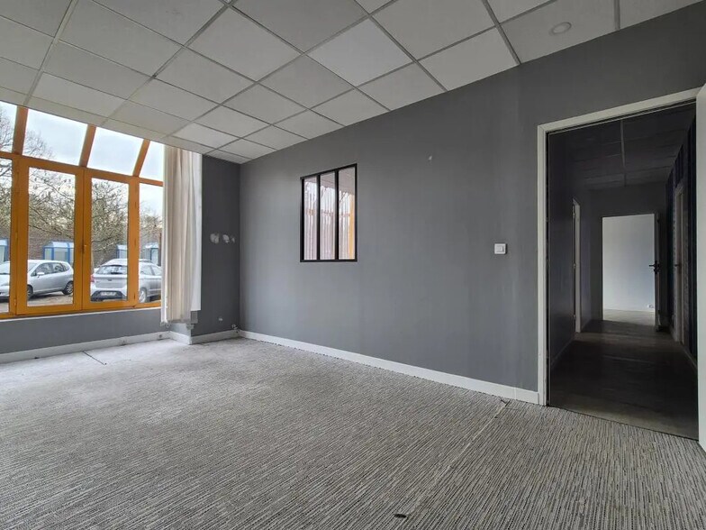 Industrial in Croissy-Beaubourg for lease - Building Photo - Image 3 of 4