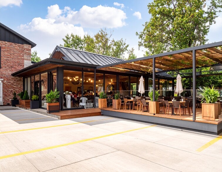 1450 Av Victoria, Longueuil, QC à louer - Photo du bâtiment - Image 1 de 7