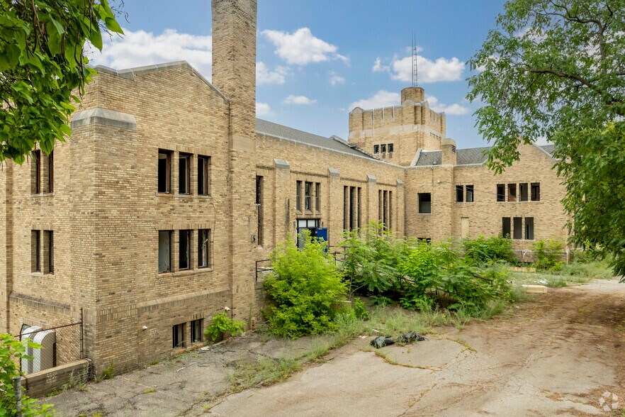 1101 Chavez Dr, Flint, MI à louer - Photo du bâtiment - Image 3 de 20