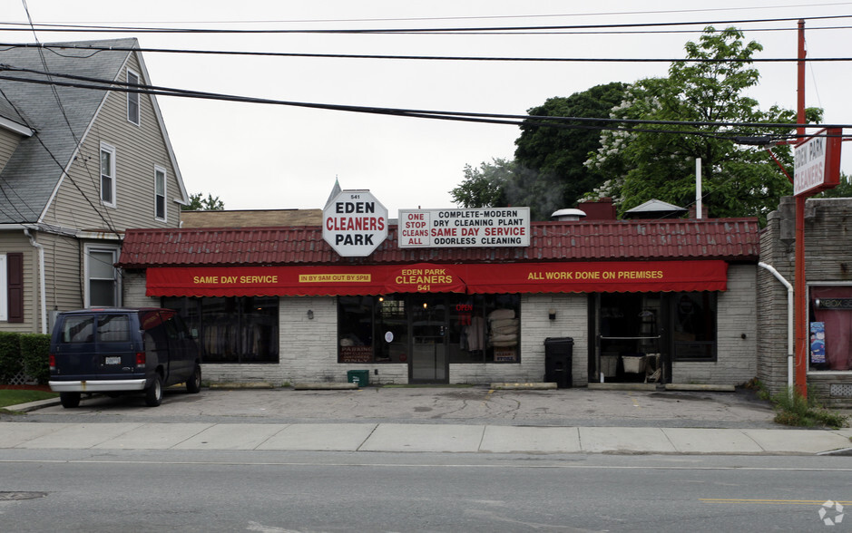 541 Pontiac Ave, Cranston, RI for sale - Primary Photo - Image 1 of 3