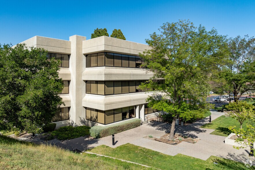 100 Smith Ranch Rd, San Rafael, CA à louer - Photo du bâtiment - Image 3 de 6