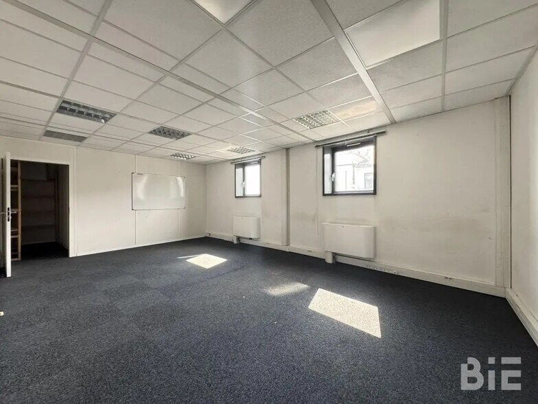 Office in Bordeaux for lease - Interior Photo - Image 2 of 5