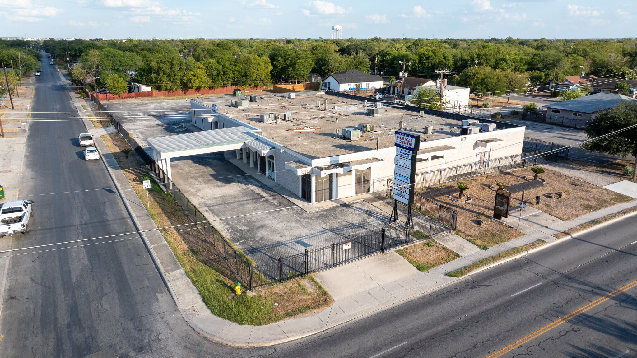 2402-2406 Commercial Ave, San Antonio, TX à vendre Photo du bâtiment- Image 1 de 17