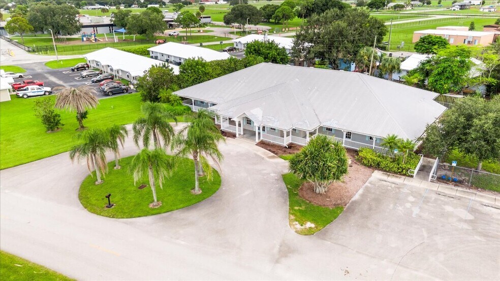 180-190 Basilan Crescent, Clewiston, FL à vendre - Photo du bâtiment - Image 3 de 31