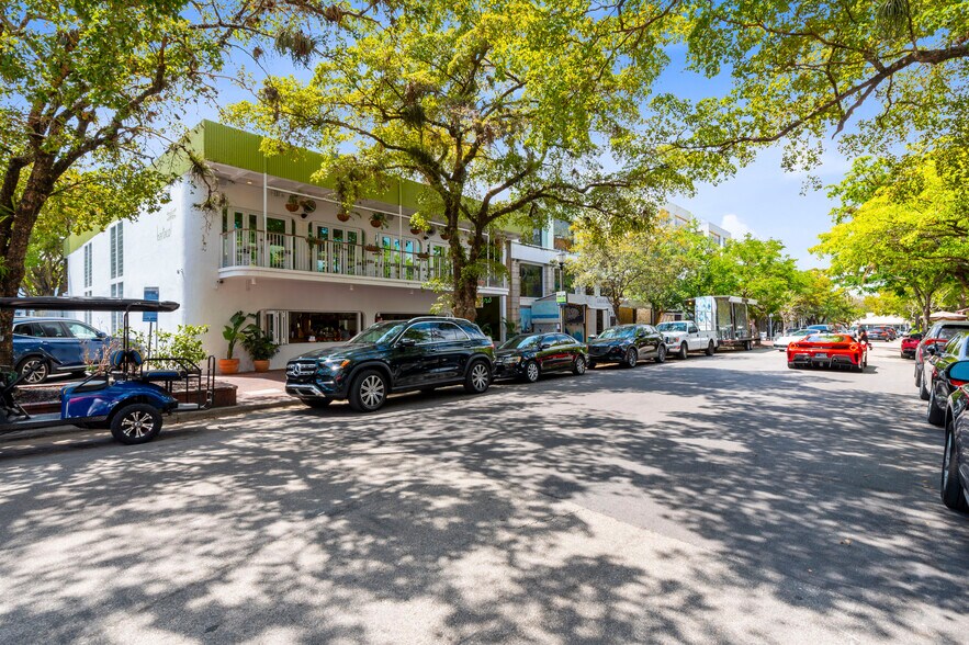 3120-3138 Commodore Plz, Coconut Grove, FL à vendre - Photo du bâtiment - Image 3 de 18