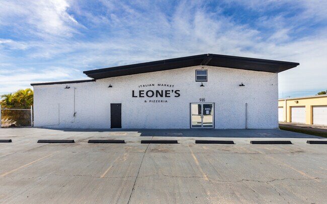 Plus de détails pour 916 SE 14th Ave, Cape Coral, FL - Commerce de détail à vendre