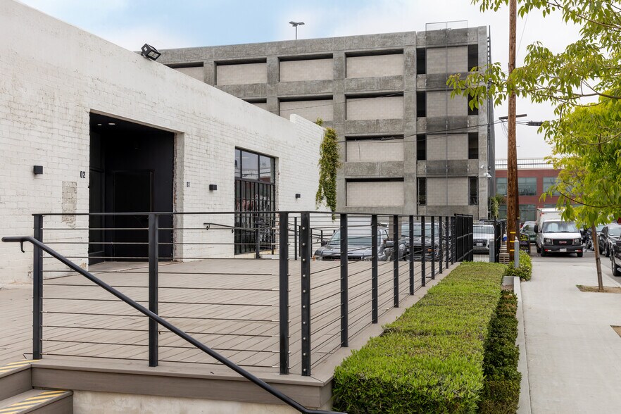 718-726 Mateo St, Los Angeles, CA à louer - Photo du bâtiment - Image 3 de 20