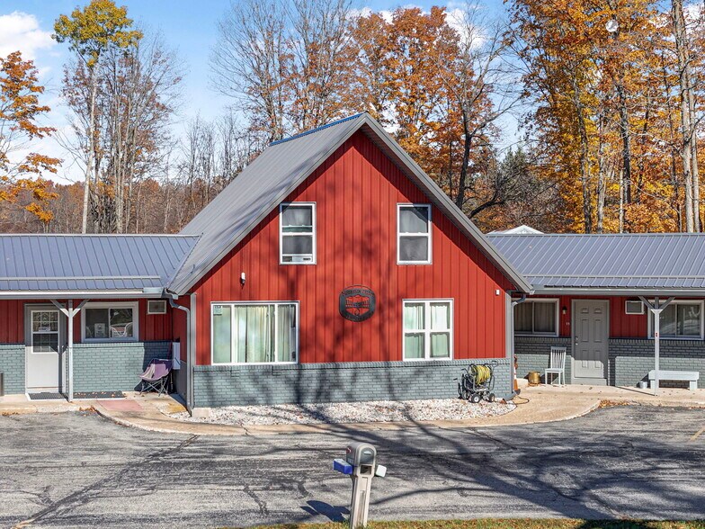 10422 Cadillac Hwy, Thompsonville, MI à vendre - Photo du bâtiment - Image 2 de 57