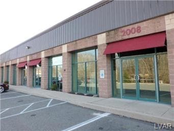 2000 Eberhart Rd, Whitehall, PA à louer - Photo du bâtiment - Image 3 de 8