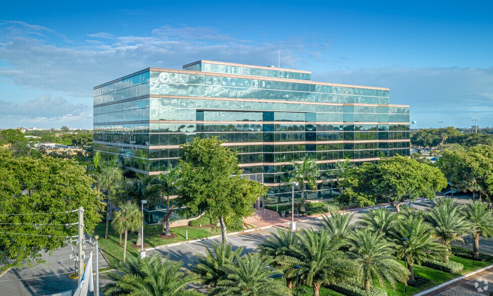 600 W Hillsboro Blvd, Deerfield Beach, FL à louer - Photo du bâtiment - Image 3 de 23