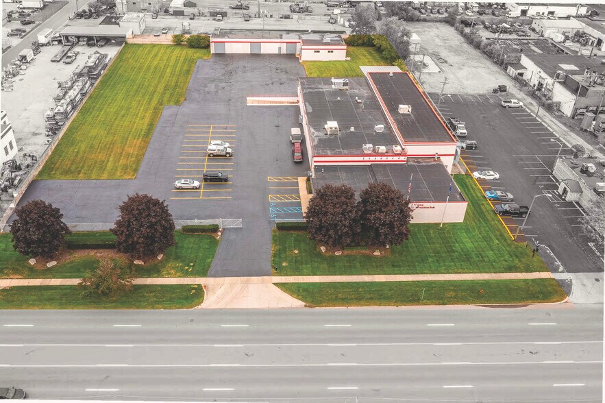 31666 W Eight Mile Rd, Farmington Hills, MI à vendre - Photo du bâtiment - Image 2 de 9