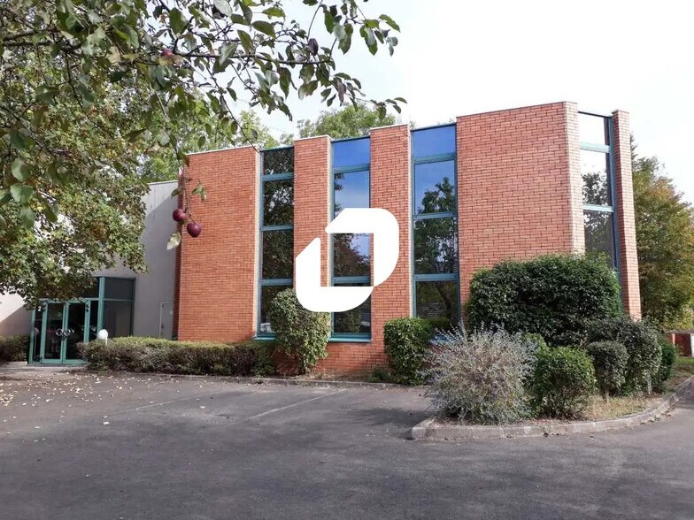 Office in Trappes for lease - Building Photo - Image 1 of 8