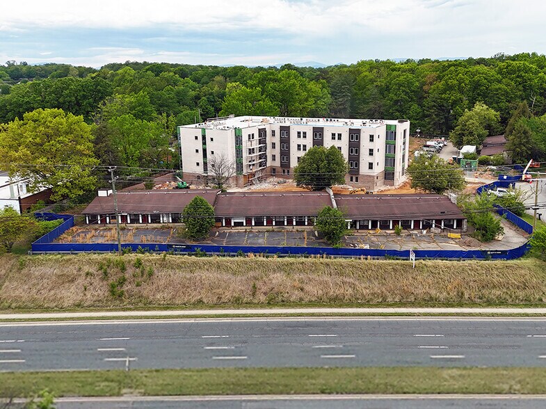 405 Premier Cir, Charlottesville, VA à vendre - Photo du bâtiment - Image 2 de 4