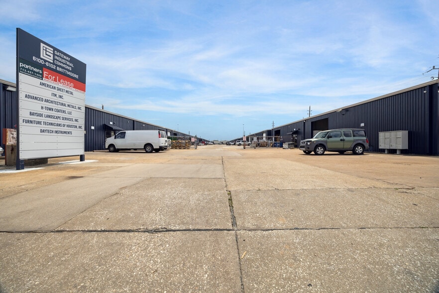 6100 Brittmoore Rd, Houston, TX for lease - Building Photo - Image 3 of 5