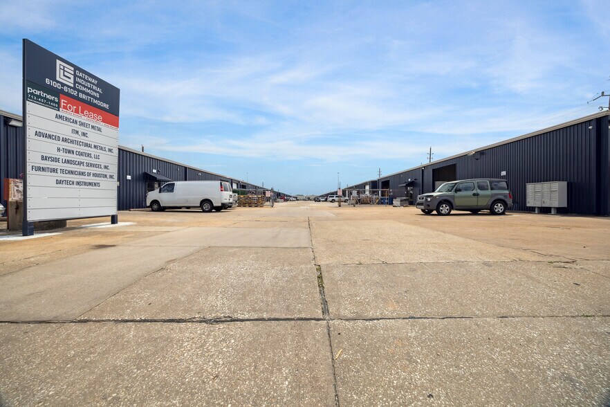 6100 Brittmoore Rd, Houston, TX à louer - Photo du bâtiment - Image 3 de 5