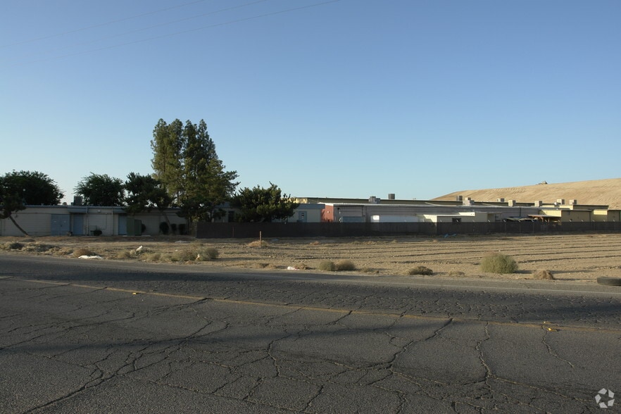 3183 S Parkway Dr, Fresno, CA for lease - Building Photo - Image 2 of 17