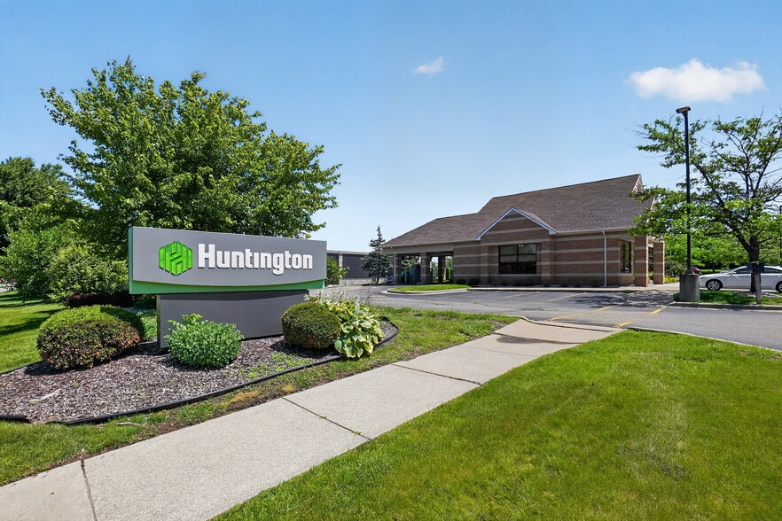19025 Silver Pky, Fenton, MI for sale - Building Photo - Image 2 of 4
