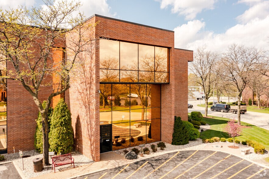 970 N Oaklawn Ave, Elmhurst, IL à louer - Photo du bâtiment - Image 3 de 4