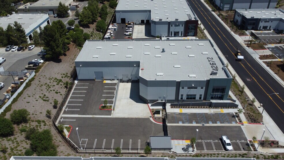 42672 Avenida Alvarado, Temecula, CA à louer - Photo du bâtiment - Image 2 de 6