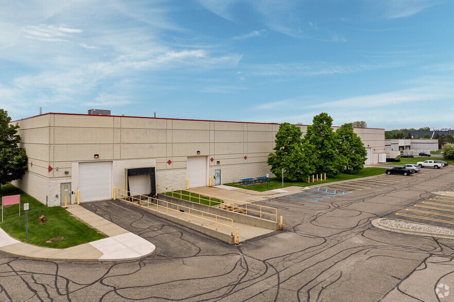 1780 Pond Run, Auburn Hills, MI for lease - Building Photo - Image 3 of 6